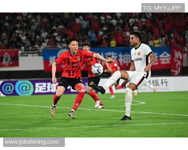 深入分析上海足球队中路突破战术的特点与应用策略